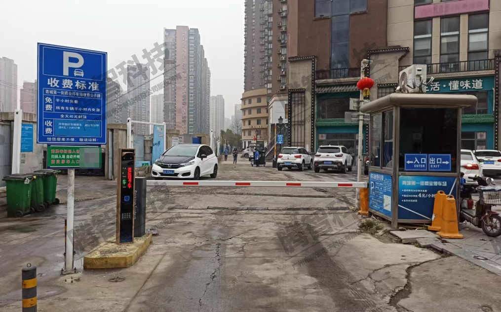 武汉港东名居三进三出停车场